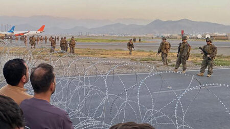Tropas estadounidenses tratan de evitar la entrada de más gente a las pistas del aeropuerto de Kabul.
