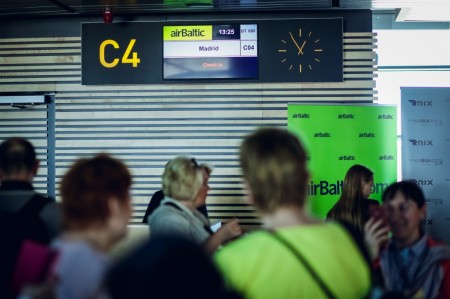Embarque en Riga del primer vuelo de Air Baltic a Madrid.