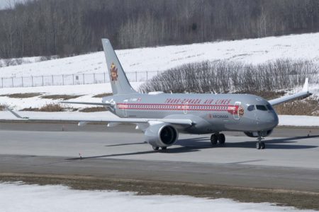 Airbus A220 de Air Canada  con decoración retro.