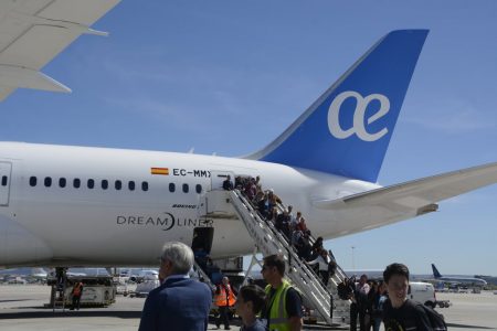 De los más de 249 millones de pasajeros que pasaron por los aeropuertos españoles en 2017, 16,4 millones lo hicieron en el último mes del año.