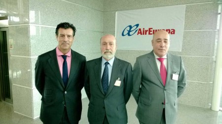 José María Hoyos, subdirector de air Europa (izqda.), el Cónsul de España en Oporto, Antonio Martínez y el delegado de Air Europa en Portugal, José Minguez