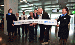 Air-Europa-Zurich Hidalgo corta la cinta que inaugura la nueva ruta Madrid Zurich de Air europa