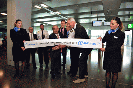 Hidalgo corta la cinta que inaugura la nueva ruta Madrid Zurich de Air europa
