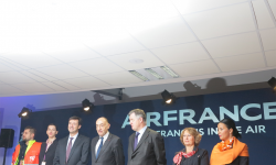 Air-France-staff El presidente de Air France/KLM, Jean Marc Janaillac, en el centro, rodeado por el staff de Air France y Aérports de Paris.