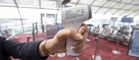 termómetro sin contacto usado por Air France para tomar la temperatura a sus pasajeros.qtermómetro sin contacto usado por Air France para tomar la temperatura a sus pasajeros.