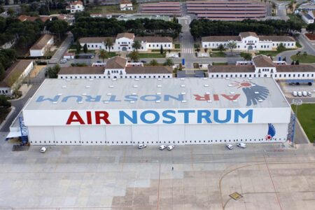 Hangar de mantenimiewnto de Air Nostrum en el aeropuerto dee Valencia.