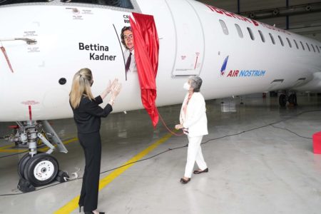 Bettina Kadner descubre su nombre en el CRJ1000 EC-MTO de Air Nostrum.