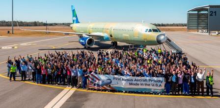 Los empleados de Airbus en Mobile celebrando el final del montaje del primer Airbus made in USA.
