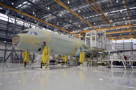 El primer Airbus montado en Mobile en la cadena final de montaje el día de la inauguración oficial de la misma.