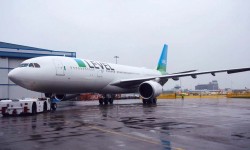 Airbus A330 Level El primero de los dos Airbus A330 de Level a su salida del hangar de pintura en Manchester.
