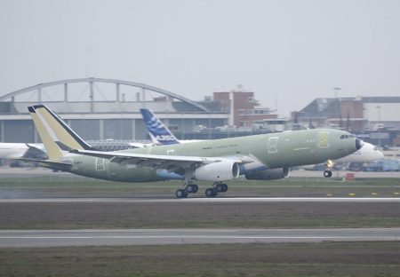 Uno de los A330 destinados a la Fuerza Aérea de Singapur en el momento de completar su primer vuelo en Toulouse.