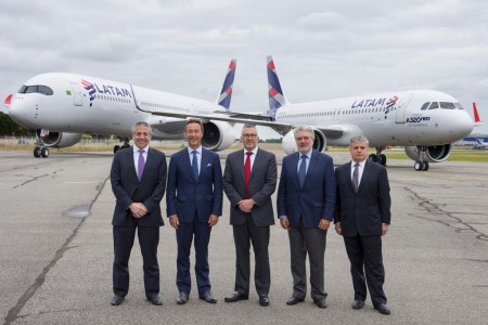 De izquierda a derecha, Roberto Alvo (LATAM), Fabrice Bregier (Airbus), Enrique Cueto (LATAM), Rafael Alonso (Airbus), y José Maluf (LATAM) en la entrega de los nuevos aviones a LATAM.