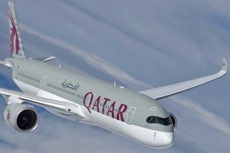 Qatar Airways pertenece a oneworld como las aerolíneas de IAG, y tiene un acuerdo para hacer vuelos de carga por cuenta de British Airways.