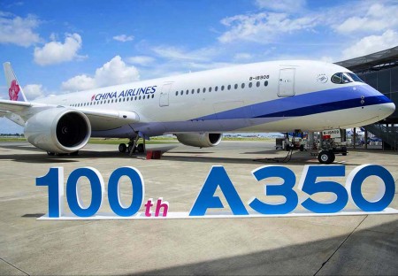 El séptimo Airbus A350 de China Airlines, el ejemplar número 100 del A350 entregado por Airbus, en el centro de entregas de Toulouse.