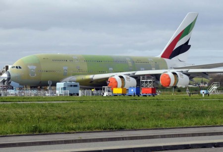 Airbus A380 de Emirates durante las pruebas en tierra previas a su primer vuelo.