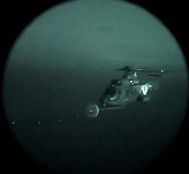 Imagen con cámara de visión nocturna del repostaje del H225M.