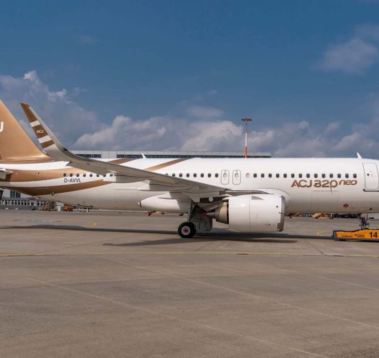 El primer ACJ320neo ya pintado con los colores corporativos de la división de aviones corporativos de Airbus tras su salida del hangar de pintura