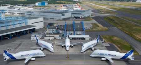 Foto de familia de los cinco Airbus Beluga. En total realizaban más de 60 vuelos semanales entre 11 plantas de Airbus y asociadas,