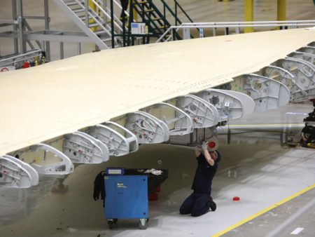 Producción del ala del Airbus A350 en la factoría de Broughton.