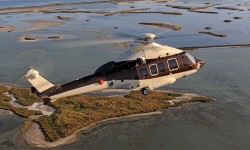 Airbus Helicopters H175 VIP El primer H175 VIP durante uno de sus vuelos de prueba. Al estar destinado a operar desde un yate, se le ha dotado de sistema de flotación de emergencia autohinchable .