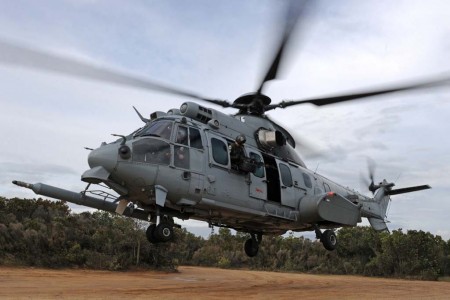 Airbus Helicopters H225M equipado con ametralladoras de defensa en las puertas y sonda de reabastecimiento en vuelo.