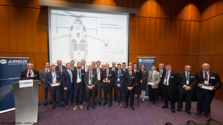 Representantes de Airbus Helicopters y las empresas premiadas en la entrega de los reconocimientos.