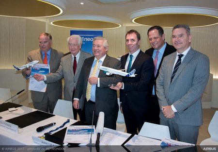 John Leahy, vice presidente de operaciones - clientes de Airbus, en una de las que puede ser últimos grandes contratos de su carrera, con los presidentes de las cuatro aerolíneas participadas por Indigo Partners y el de esta última.