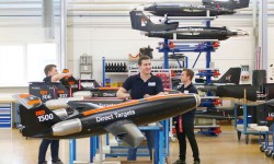Blancos aéreos producidos por Airbus Personal de producción de blancos aéreos de Airbus junto al ejemplar número 1500 y otros ejemplares de varios modelos de este tipo de drones.