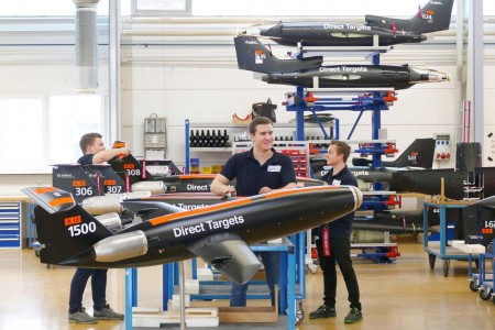 Personal de producción de blancos aéreos de Airbus junto al ejemplar número 1500 y otros ejemplares de varios modelos de este tipo de drones.