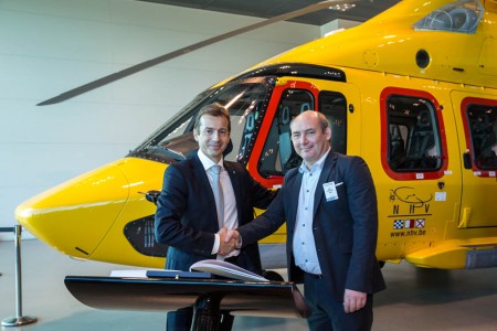 Guillaume Faury, presidente y consejero delegado de Airbus Helicopters (izquierda), y Eric Van Hal, consejero delegado de NHV durante la entrega de los dos primeros Airbus Helicopters EC175.