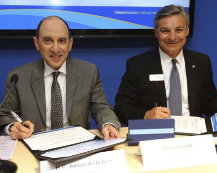 Akbar Al Baker (izquierda) en junio de 2014 con el entonces presidente de Boeing Commercial, Ray RayConner durante la firma del mayor pedido en su historia.