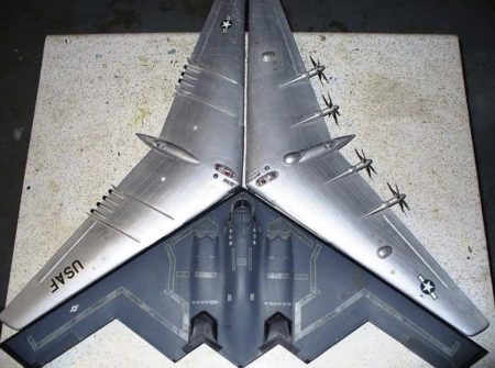 Una curiosa imagen que muesra a un B-2 (abajo) junto a sendos  YB-35 (drecha) e YB-49.(izquierda), otros dos diseños de ala volante de Northrop.