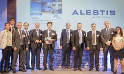 Alestis premio Airbus Directivos de Alestis reciben en Toulouse el premio otorgado por Airbus. De izquierda a derecha: C. Puente, J. Ayllón, F. Martin, M. Santaolalla, J.Espinosa, D. García Galán, M. Gómez, T. Gendre, M. Alcázar, M. Monzón e I. Pire.
