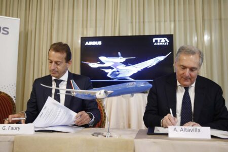 Guillaume Faury y Alfredo Altavilla firman el acuerdo entre Airbus e ITA Aiways.