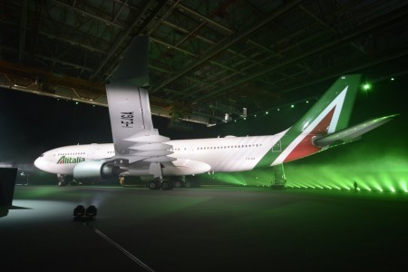 El primer Airbus A330-200 de Alitalia con colores nuevos en su presentación en Roma.