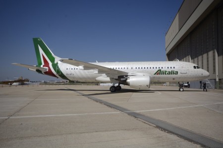 Airbus A320 de Alitalia con los nuevos colores y su fuslaje lleno de mensajes de apoyo.