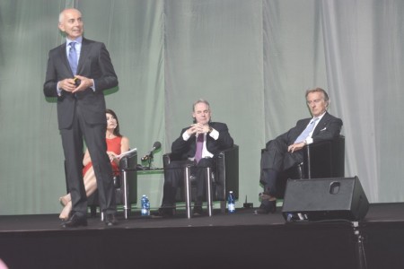 Cassano, de pie, Montezemolo, sentado a la derecha, y Hogan, sentado al centro durante la presentación de la nueva imagen de Alitalia