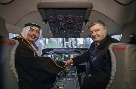 El presidente de Ucrania, Petro Poroshenko, y el príncipe saudí Turki Saud Mohammed Al Saud en el cockpit del AN-32D.