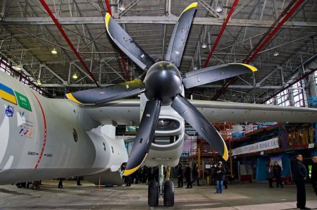 A diferencia del An-32, en el An-132D los motores se sitúan frente y debajo de las alas en lugar de encima de estas.