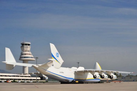 El An-225 en una de sus escalas en España, concretamente en el aeropuerto de Vitoria.