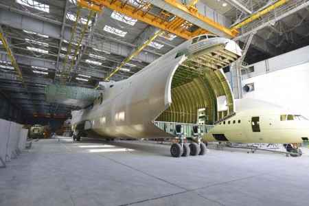 La celúla del segundo An-225 en uno de los hangares de Antonov a la espera de mejores tiempos.