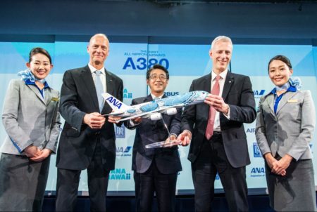 Tom Enders, de Airbus, Shinya Katanozaka de ANA y Chris Cholerton de Rolls-Royce durante la ceremonia de entrega del primer Airbus A380 de ANA.