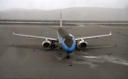El aeropuerto de Bariloche y un Embraer de Austral cubiertos por la ceniza volcánica.