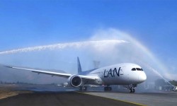 bOEING 787-9 lan Un arco de agua esperaba al primer B-787-9 de LAN en Santiago de Chile