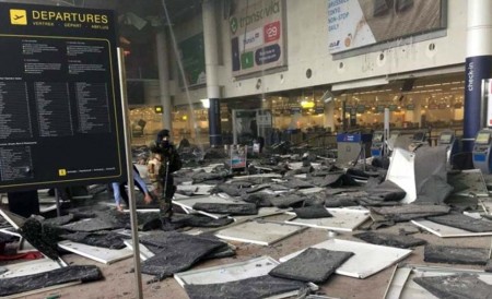 Zona de facturación del aeropuerto de Bruselas donde han estallado las dos bombas, al parecer portadas por terroristas suicidas.