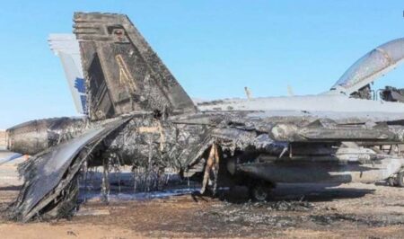 Estado en el que quedó el EA-18G australiano tras su incendio.