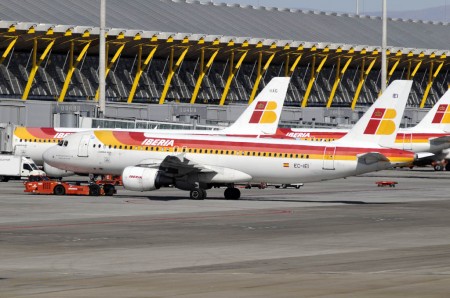 La suma de Iberia, Iberia Express y Air Nostrum lidera las estadísticas de los aeropuertos de Aena en España.