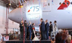 Azreil Al Blackman American Al Blackman accionando la palanca que descubrió su nombre en el morro de uno de los Boeing 777 de American Airlines.