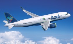 Azul_A320neo Azul opera actualmente una flota de 137 aviones en rutas dentro de Brasil y a Estados Unidos.
