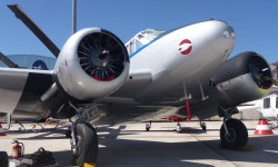 Beech_FIO El Beech 18 de la FIO poco antes de recibir sus hélices.